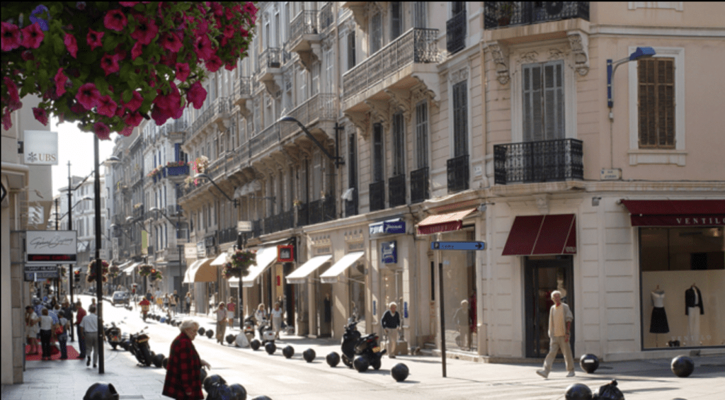 The Best Places to Go Shopping in France During the Summer​