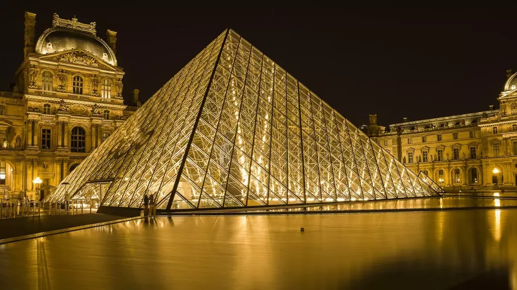 10 Surprising Things About France​ : Louvre Museum